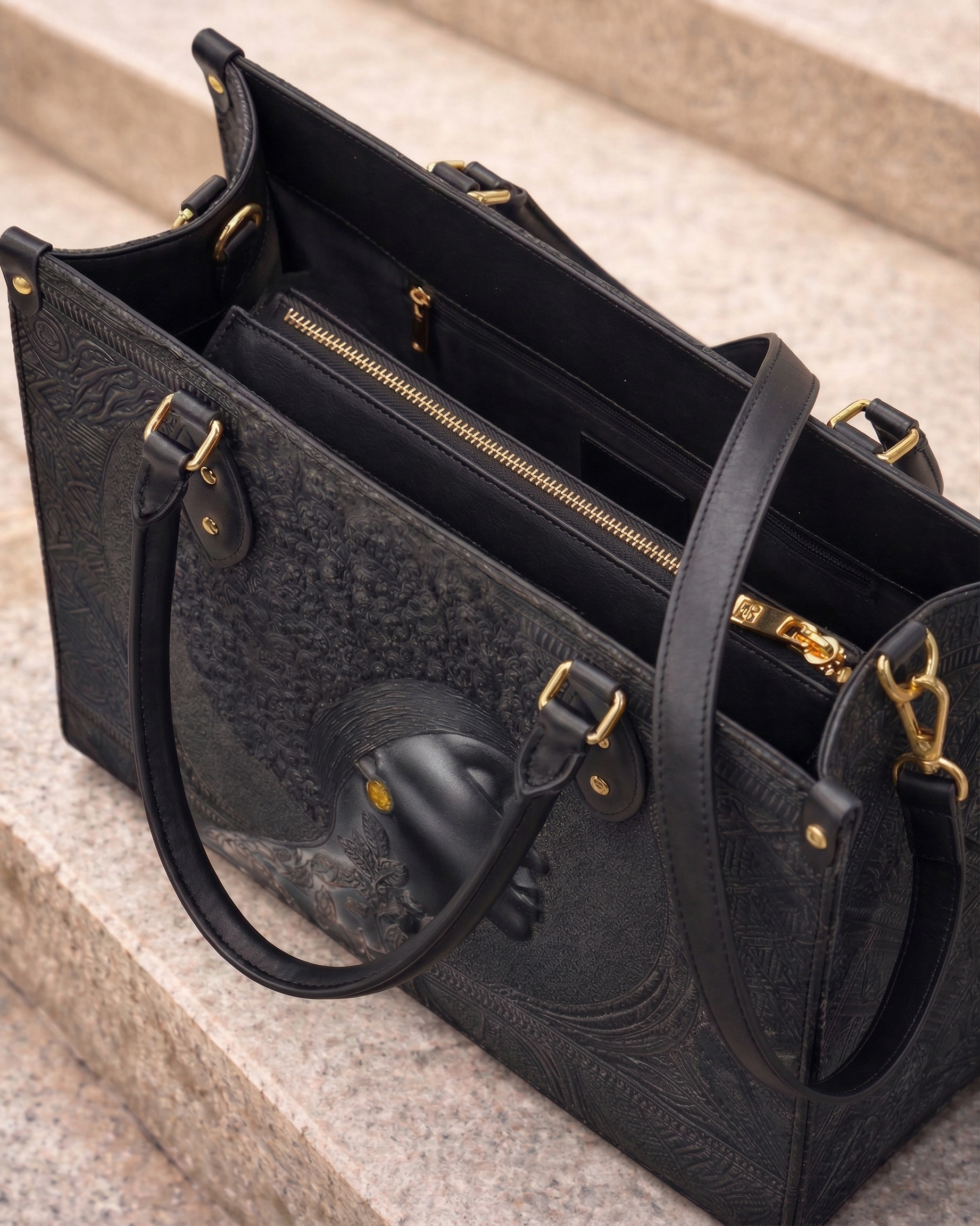 Crowned In Onyx Premium Leather Handbag QR0XD119