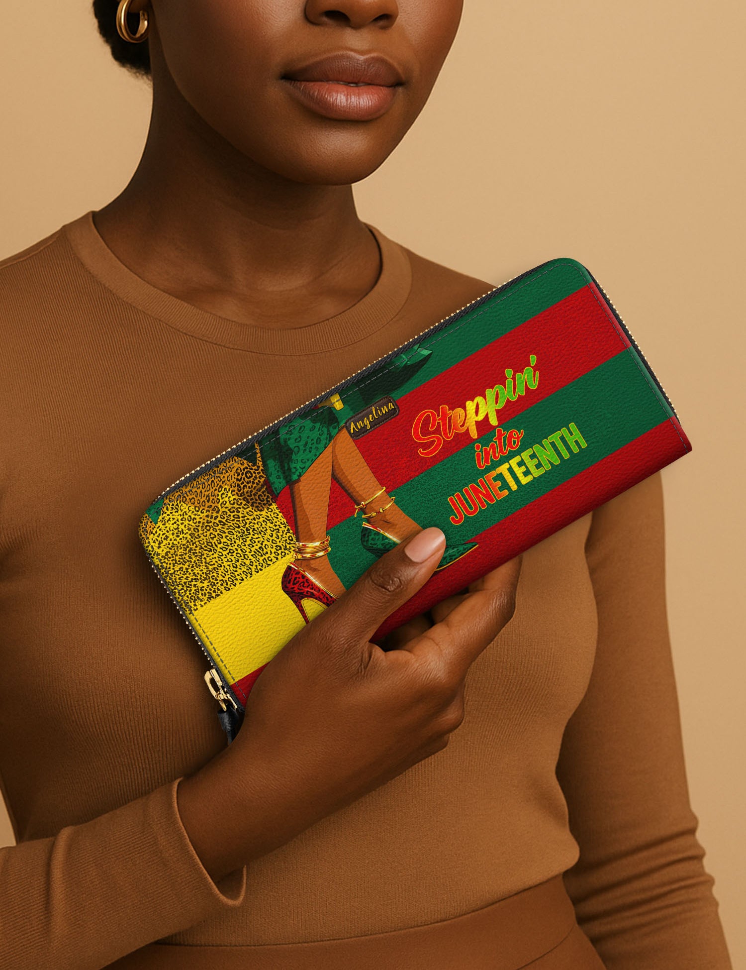 MOCKUPFOCUS3_LVWallet_20250604_NVF_BLACK_Juneteenth_ARND135_ADSG055.jpg