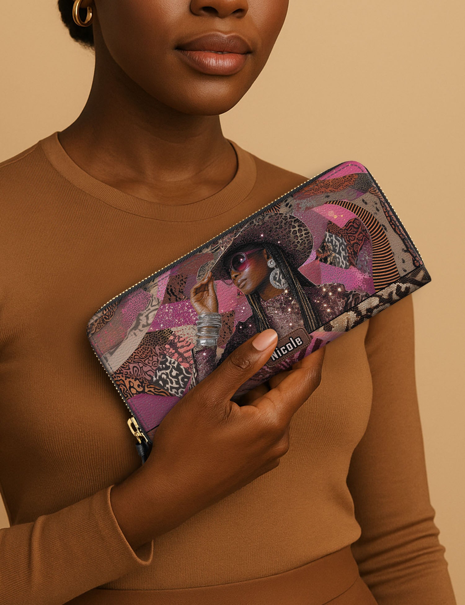 MOCKUP_FOCUS_3_SLIM_WALLET_20250607_MEZ_BLACK_COWGIRL_ARND135_ADSG055.jpg